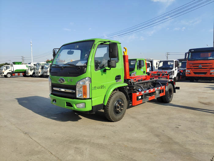 國(guó)六藍(lán)牌5方南駿勾臂垃圾車